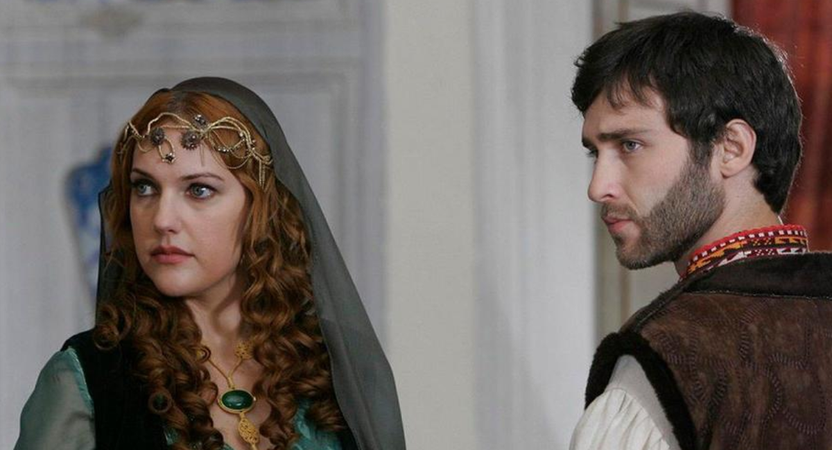 Хюррем султан и Лука Эффенди кадр из сериала  великолепный век.