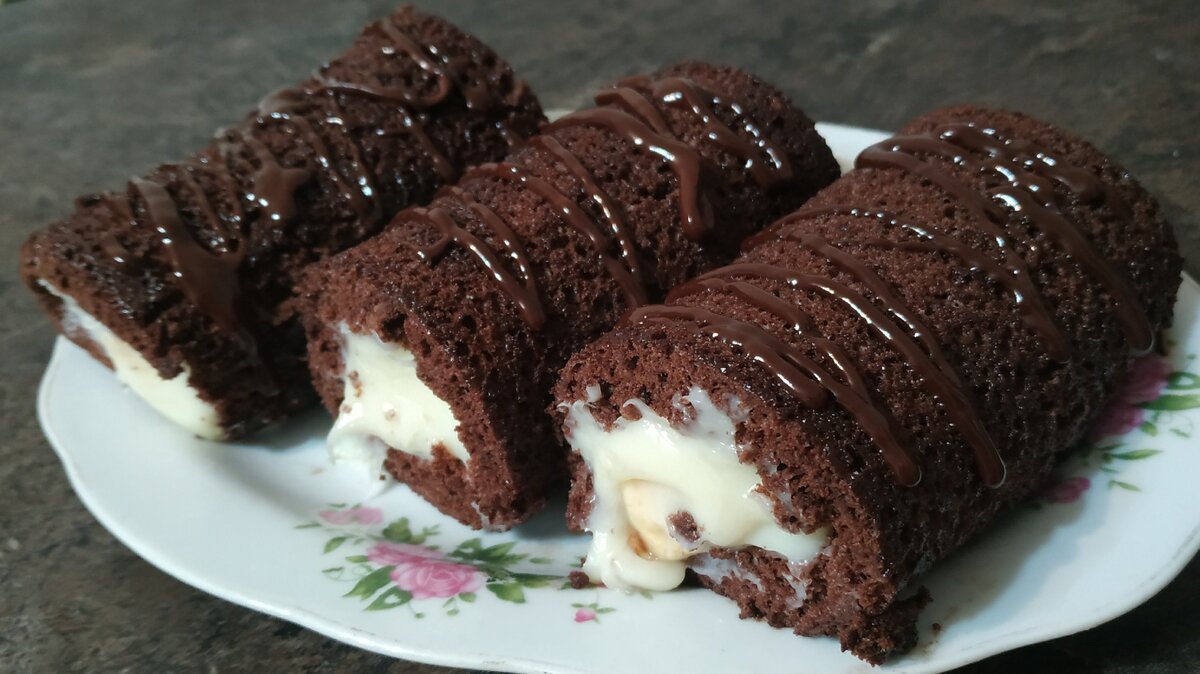 Шоколадный бисквитный рулет с мороженым