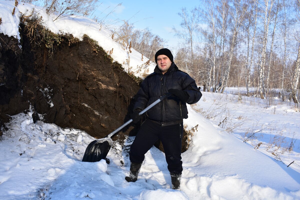 Расчищаем локацию для копки земли, точнее для ее выковыривания из мерзлых недр.