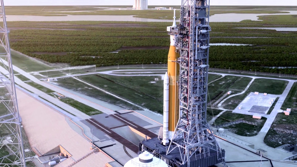 Ракета-носитель SLS на стартовом в столе центра им. Кеннеди в представлении NASA, кадр из видео агентства