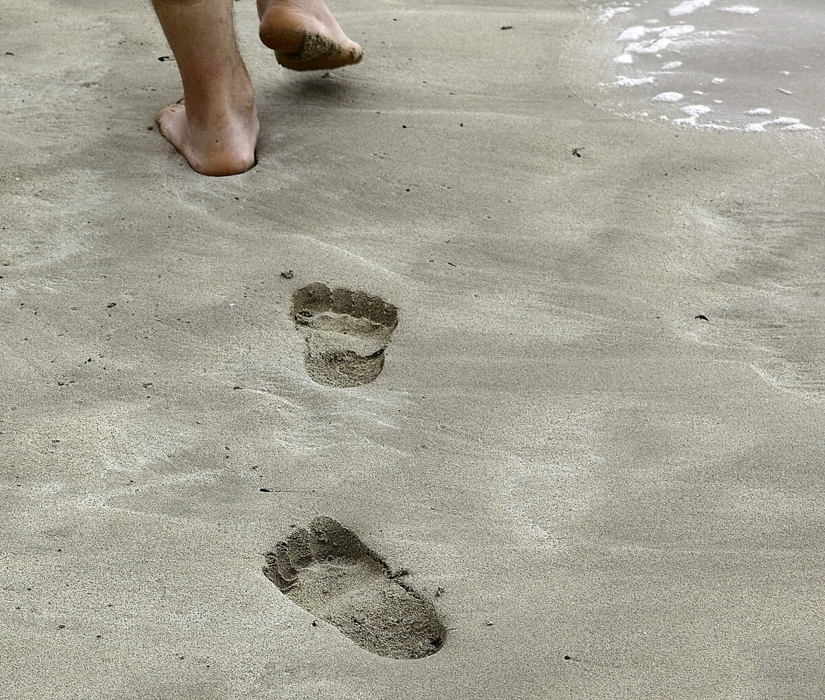 Отпечаток ноги на песке