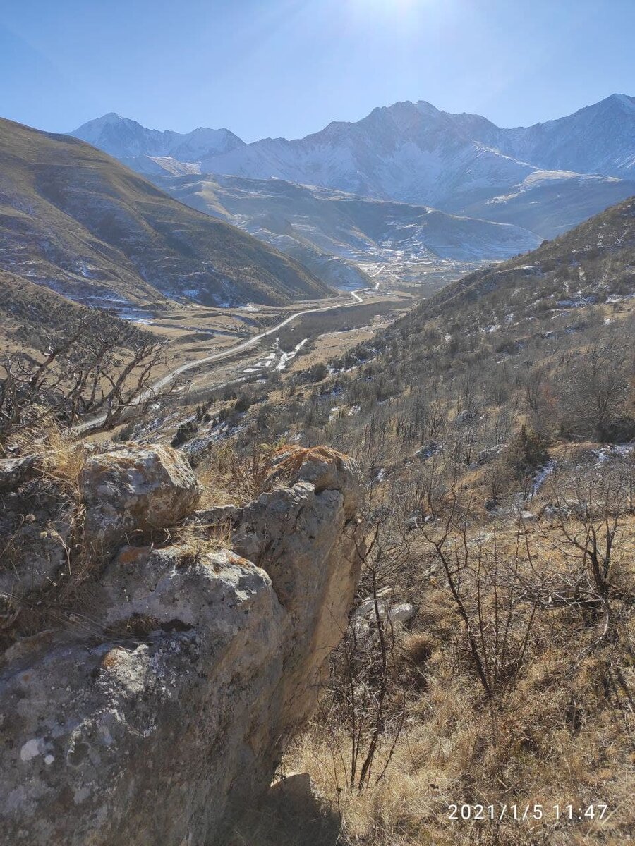 Вид с некрополя на ущелье