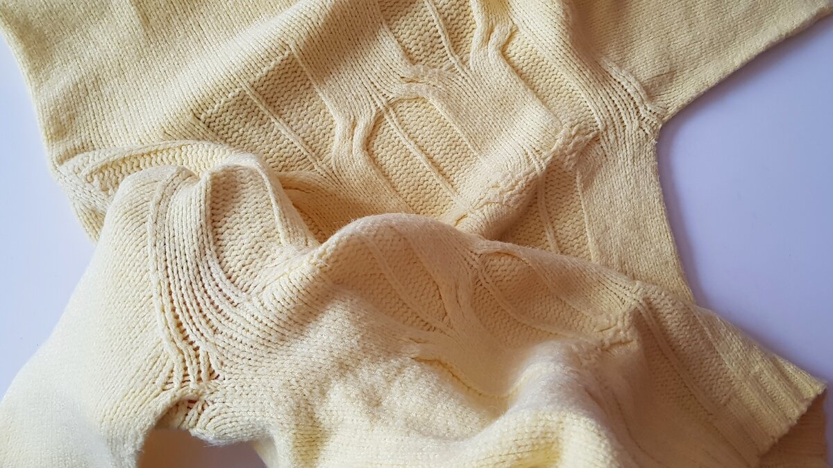 Места соединения переда и рукава, переда и спинки.