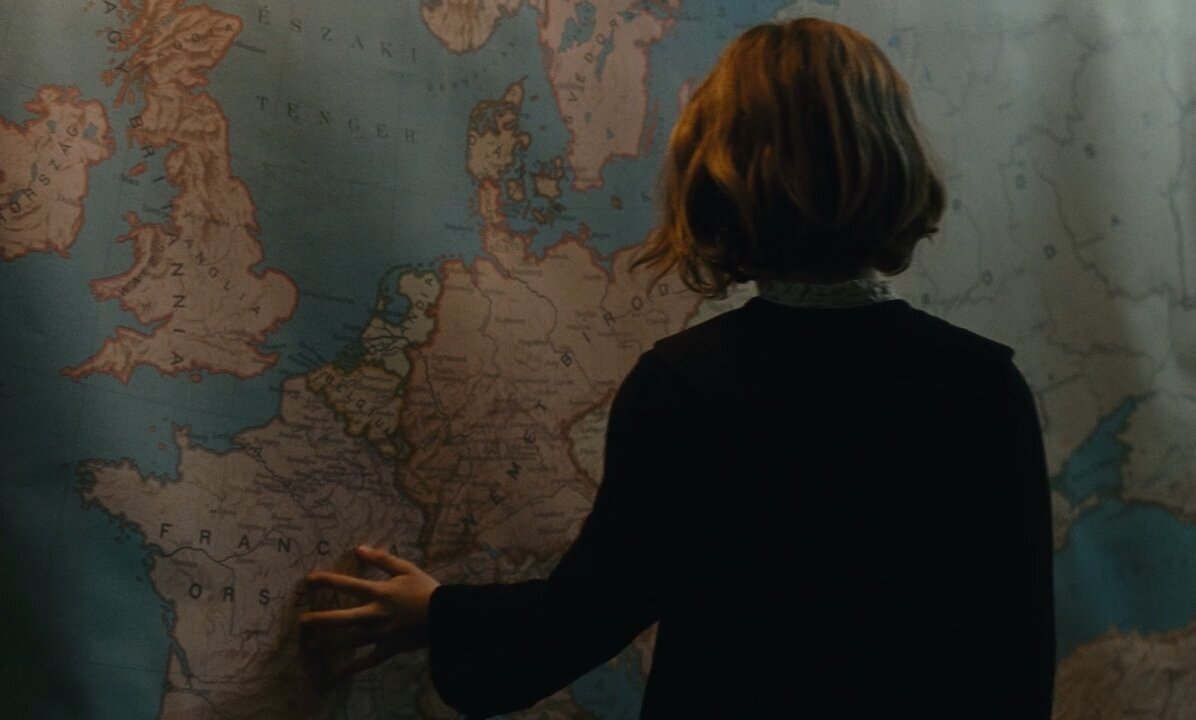 Кадр из фильма "Детство лидера"