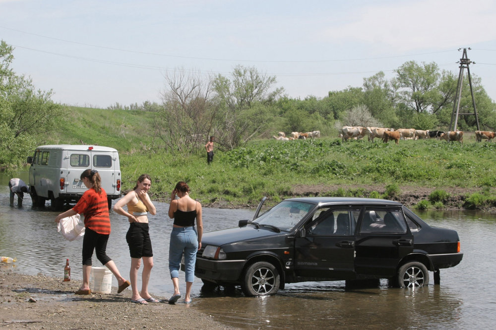 Штраф за мытье машины во дворе. Мытье машин на берегу реки. Мытье машины в реке. Мойка машины в реке. Мойка машин у водоемов.