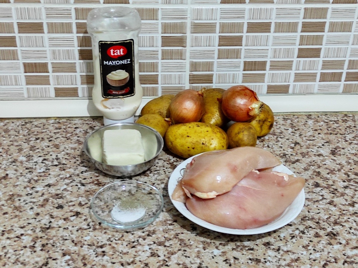 Заранее приготовим все продукты, что нам понадобятся: разморозим филе курицы (или любого другого мяса), помоем картофель и лук в проточной воде, подготовим сыр и специи.