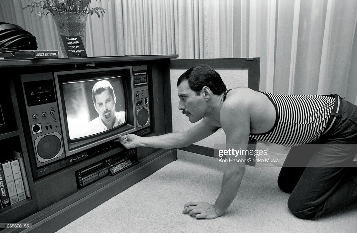 MANDATORY CREDIT Koh Hasebe/Shinko Music/Getty Images) Freddie Mercury of Queen talks about his first solo album and the first video from it during an interview, Hotel Okura, Japan, May 1985. (vocals). (Photo by Koh Hasebe/Shinko Music/Getty Images)