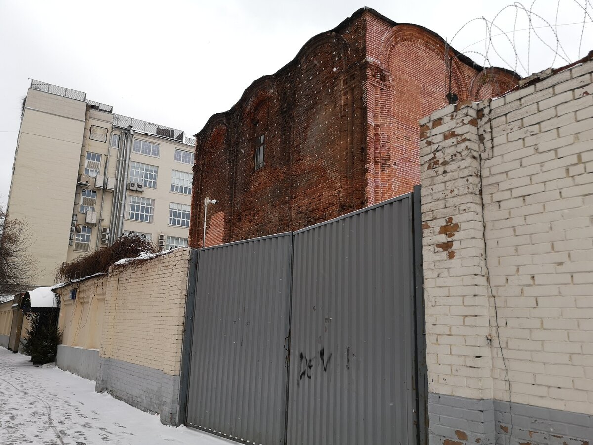А буквально в 2013 году здание было заросшее мхом и забор был в плюще