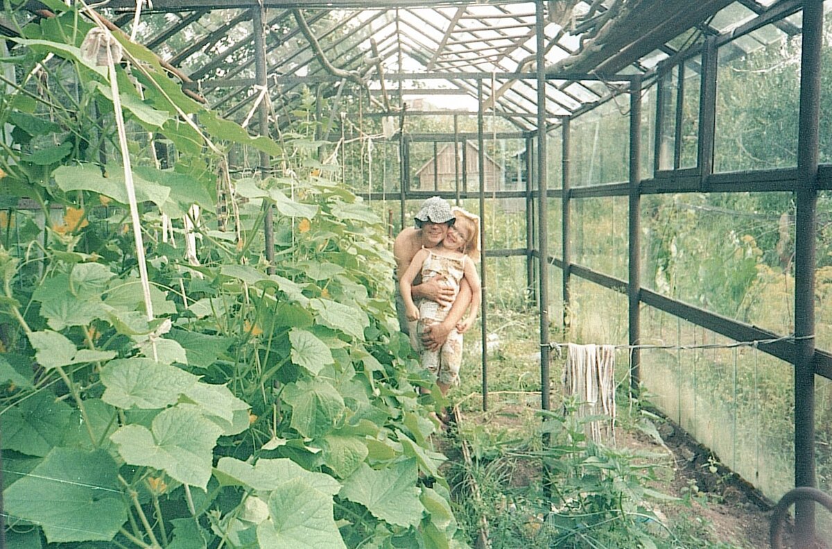 Год так 2003....Все стойки и каркас металлические. И она еще застекленная. Крыша-переходный вариант.