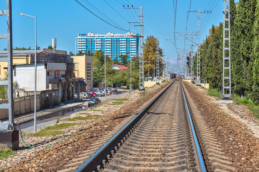 Слева от ж/д путей улица Одоевского. Так что "железка" очень близко проходит. (фото Яндекс.Картинки).