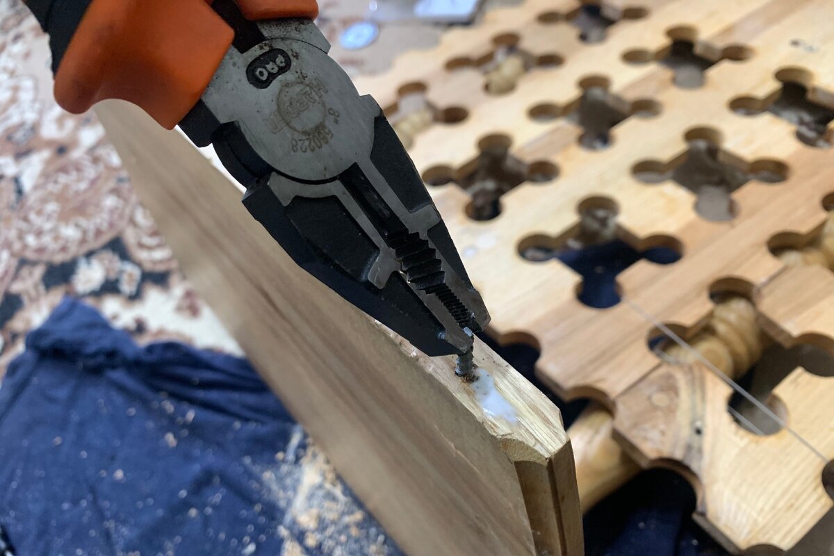 Только проворачивается в губках.