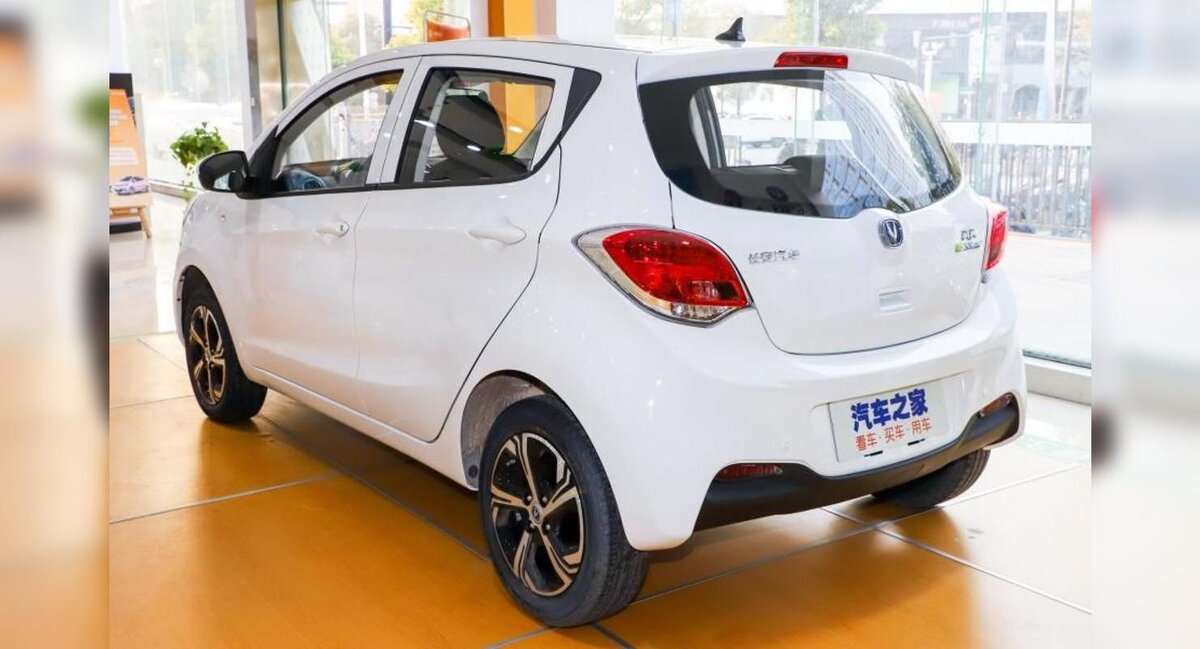 Электрокар E-Star является компактным сити-каром, который по размерам можно сравнить с версией Getz марки Hyundai. Китайский хэтчбэк имеет в длину - 3 730 мм. Размеры колесной базы достигают 2 410 м. Объёмы багажного отделения составляют 147 л.
Создавая сверхбюджетный National Edition, производитель Changan решил сэкономить на светодиодных фарах, дневных ходовых огнях, подушках безопасности, кондиционере, электрорегулировке зеркал, виртуальной «приборке», 10,25-дюймовом тачскрине мультимедиационной системы.