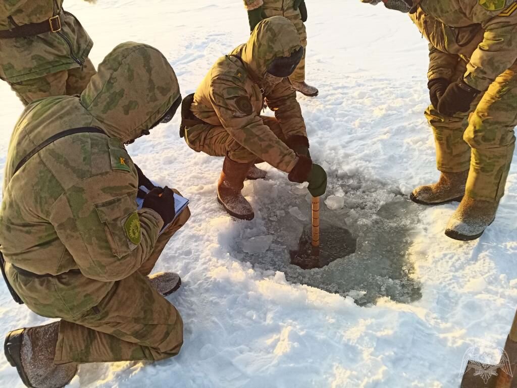 Переправа по льду. Ледяная переправа Военная. Оборудование ледяной переправы. Переправа военных по льду.