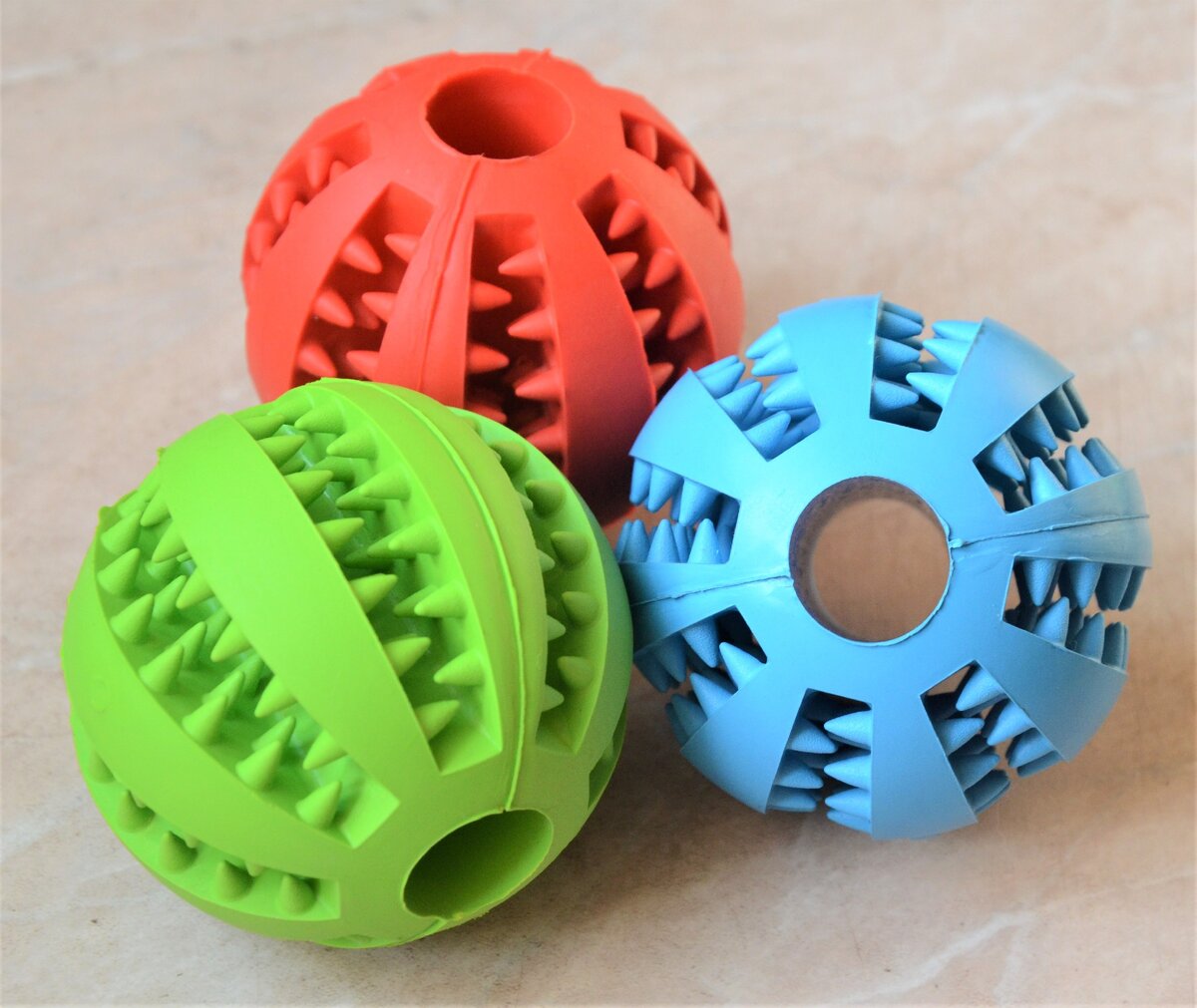 "Жевательные" игрушки для собак. Заказывала такие для своих и приютских собак на AliExpress. Материал плотный, но не неубиваемый, к сожалению) В полости с зубчиками можно закладывать лакомства или намазывать паштет. Чтобы усложнить задачу для собак, после закладки лакомства или паштета, игрушки можно положить в холодильник на время, чтобы процесс добывания лакомства получился более долгоиграющим.