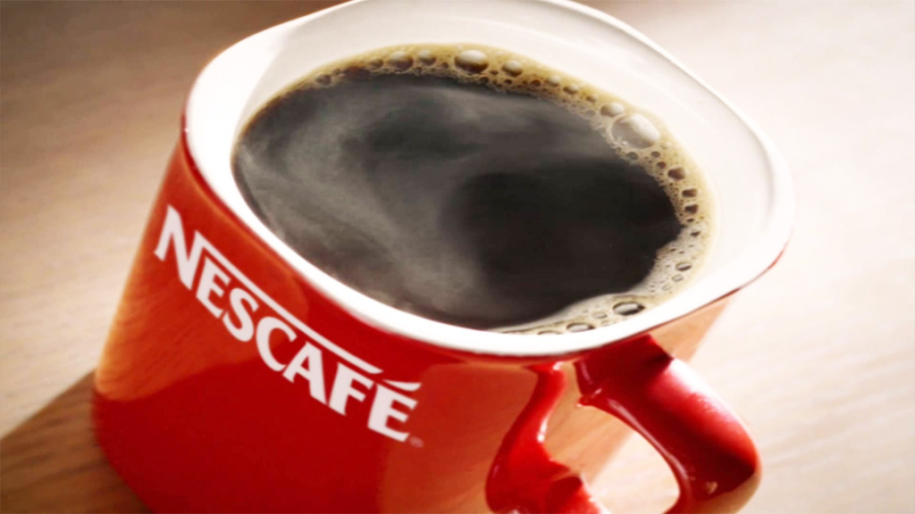 Фирменная красная кружка Nescafe. Источник фото yesofcorsa.com