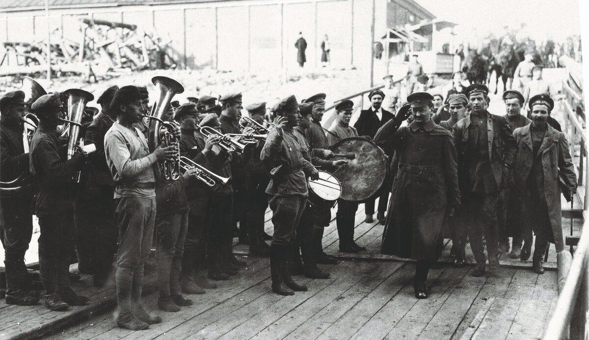Наркомвоенмор Троцкий после инспектирования войск на Восточном фронте, 1918 год.