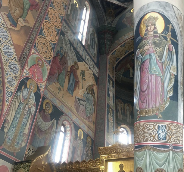 За основу взяли византийский подход к оформлению с тёмными фонами и нежными цветами. 