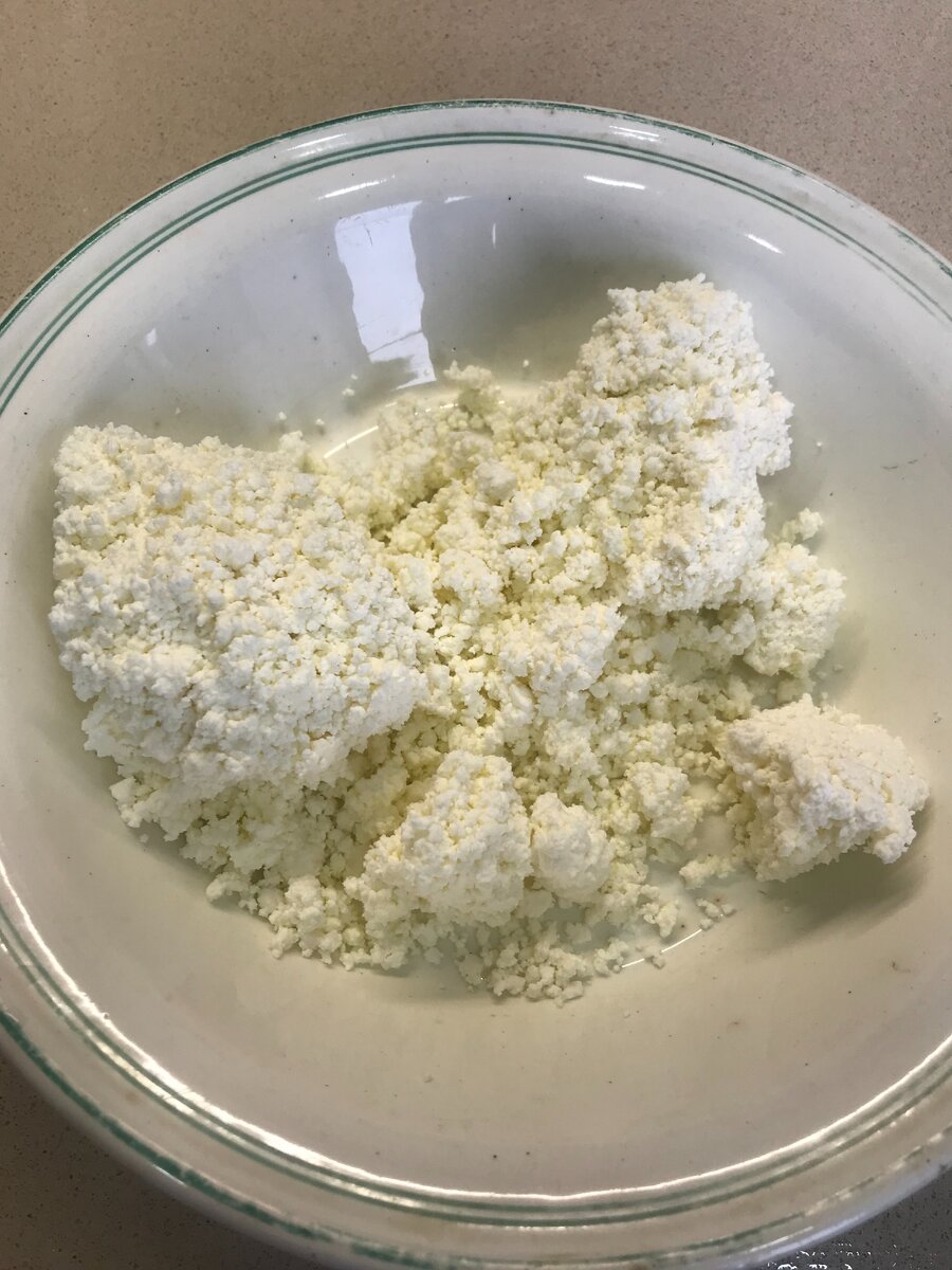 творог выкладываем в миску