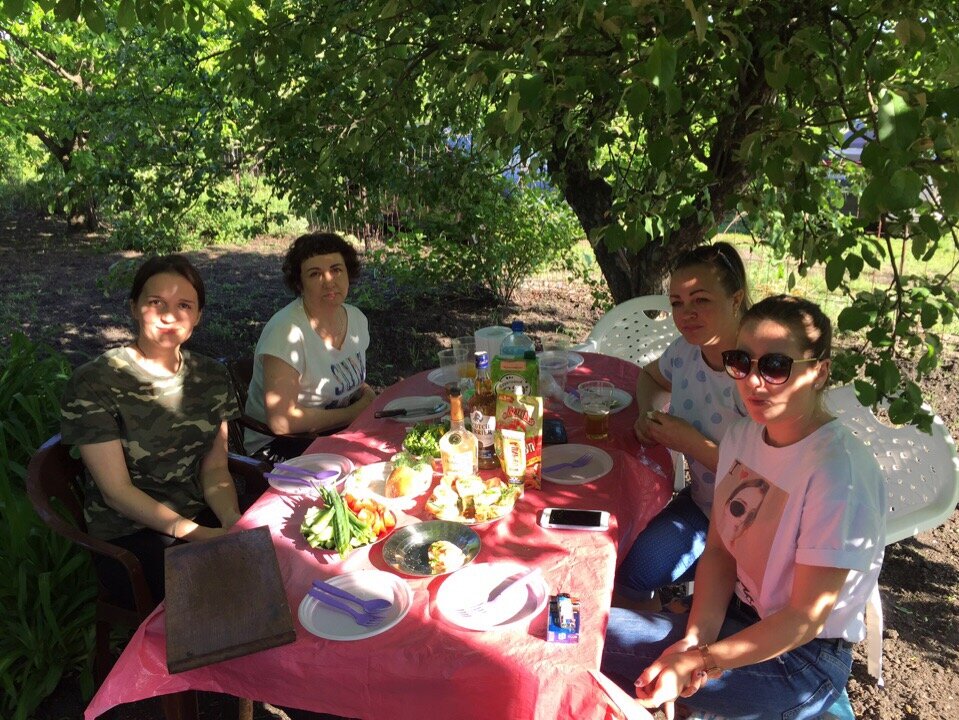 На фото только девочки. Мужчины за кадром, т. к. были дежурными по кухне. 