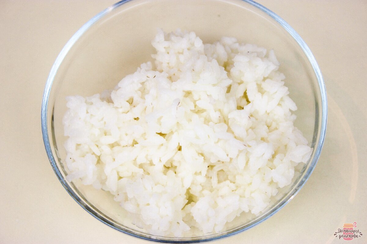 Рис отварить до готовности и остудить.