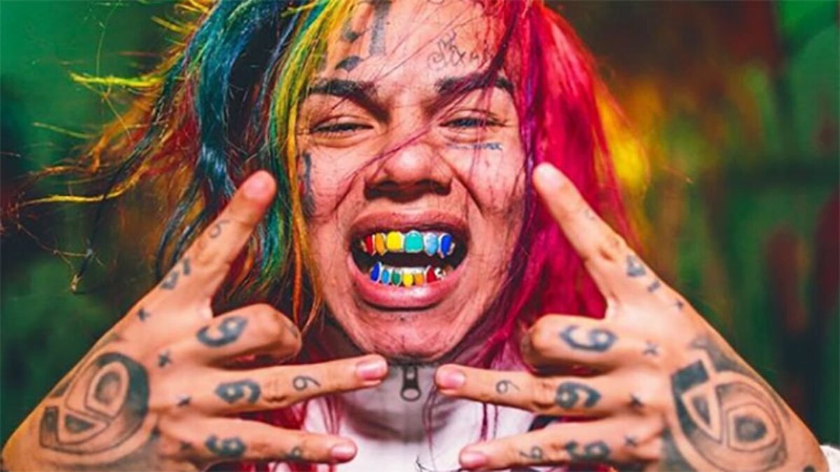 6IX9INE/популярный американский  рэпер. 