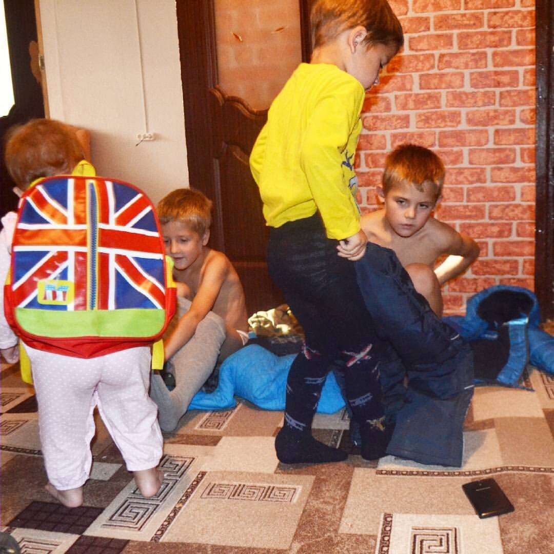 Сборы в сад и школу. Тогда в сад ходили трое: Ваня, с которого Богдана колготки стягивает обратно, чтобы не уходил. Назар, который уже практически одет и Толя, который где-то уже носится и в кадр не попал 😁 Трофим здесь, по-моему в 3 классе уже