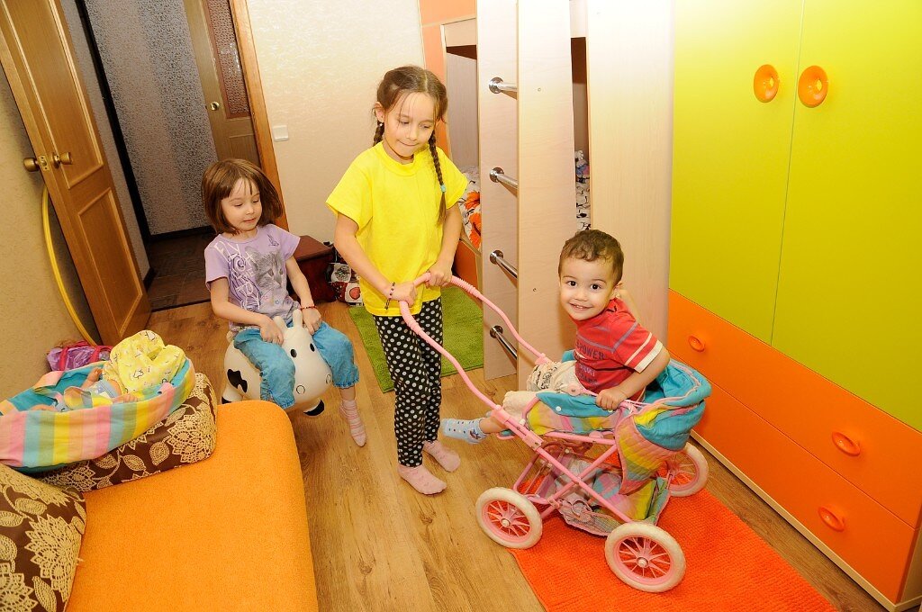 Максимка такой лёгкий, что его выдерживает кукольная коляска