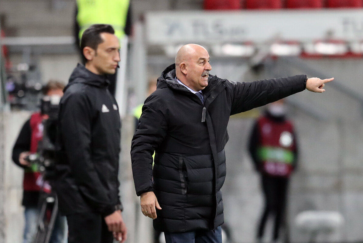 Станислав Черчесов в матче со Словакией