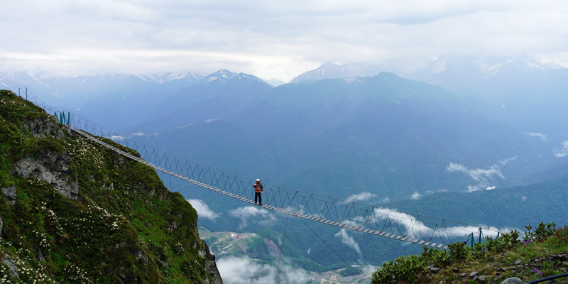 Один из наиболее востребованных и популярных районов расположился в сердце Кавказа, в населенном пункте «Красная поляна». После Нового года и до апреля здесь царит настоящая зимняя сказка. Вершины припорошены мягким пушистым снегом, а развитая инфраструктура делает активный отдых комфортным и беззаботным. Пик сезона выпадает на февраль и начало марта, поэтому о бронировании номеров лучше позаботиться заранее.
На территории оборудовано 35 трасс, общая длина которых составляет 77 км. Именно в этом месте проходили соревнования по сноуборду и лыжам во время Олимпиады, после которой любителям "пощекотать нервы” осталось 9 черных путей. Протяженность самого длинного – 3 км, новички могут воспользоваться более короткими – от 100 м. Всем ценителям спорта и настоящим романтикам обязательно стоит посетить склон «Б 52», который после захода солнца зажигается яркими огнями.
