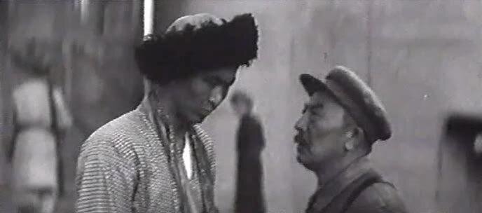 Так... рассказываю: Джура - слева, красный командир - справа. "Есть такая работа, сынок, - родину защищать! Айда к нам... У нас сапоги дают - ХРОМОВЫЕ!"