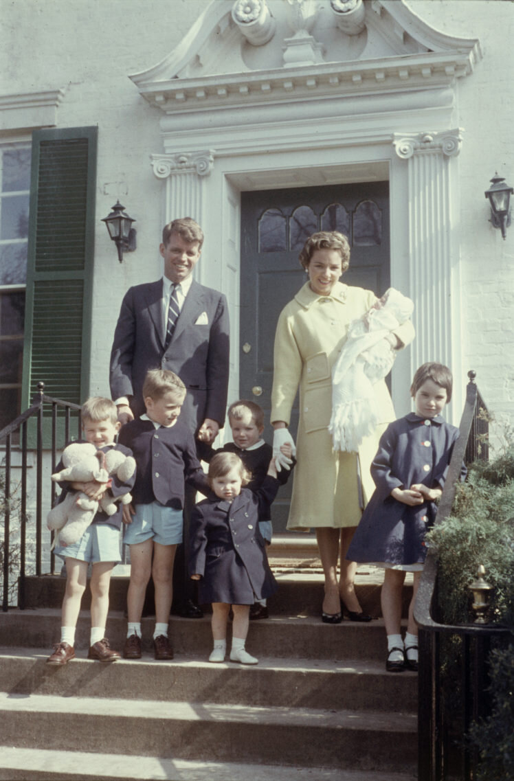 О членах семьи Кеннеди говорят разное. К примеру, Роберта Кеннеди часто называли безжалостным, упертым, замкнутым, застенчивым, беззаветно верным, непостоянным — и это все одновременно...-5