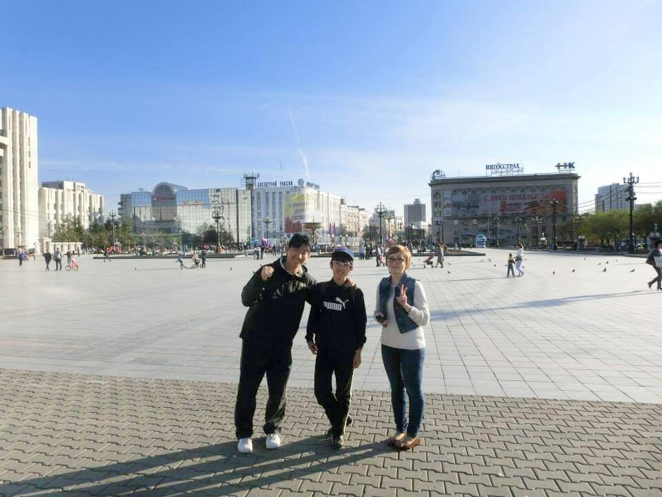 Я с туристами на площади Ленина.