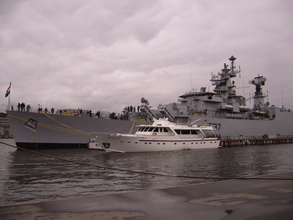 Индийский фрегат "Беас" в Санкт-Петербурге 2009г.