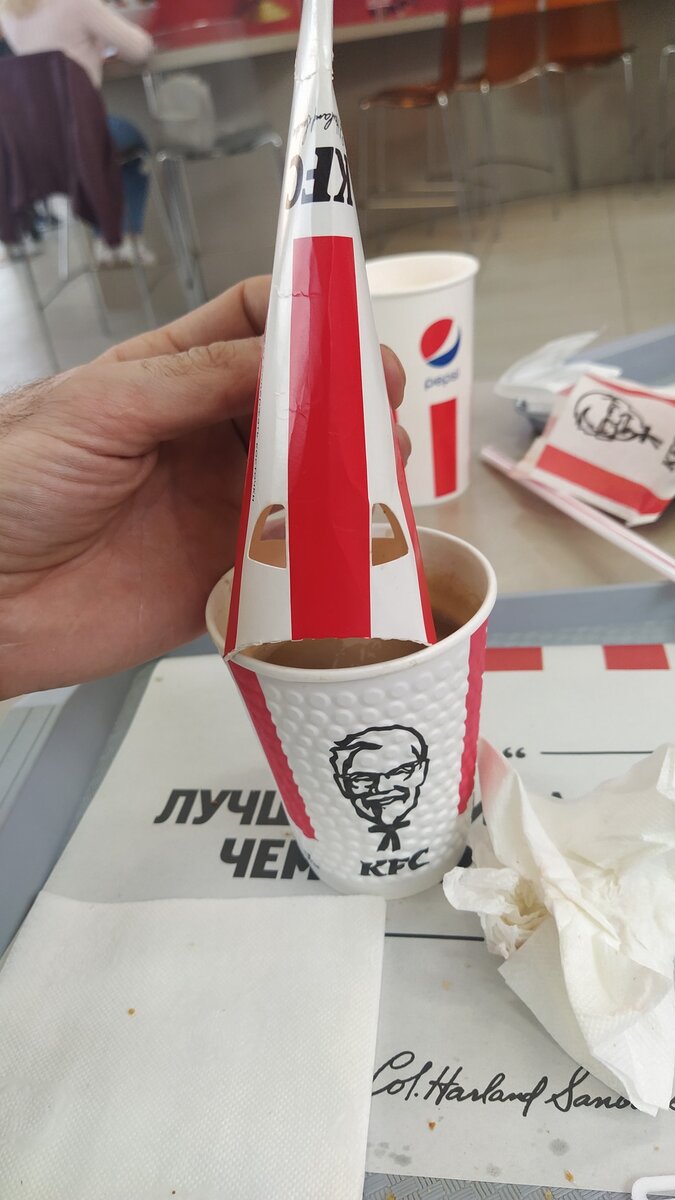 ( заметьте цвета и любопытные прорези в упаковке из-под пирожка)