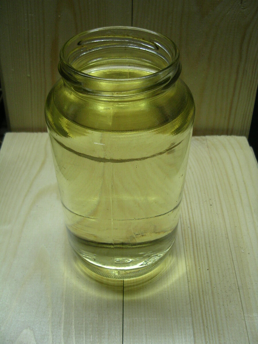 https://upload.wikimedia.org/wikipedia/commons/3/39/Gasoline_in_mason_jar.jpg