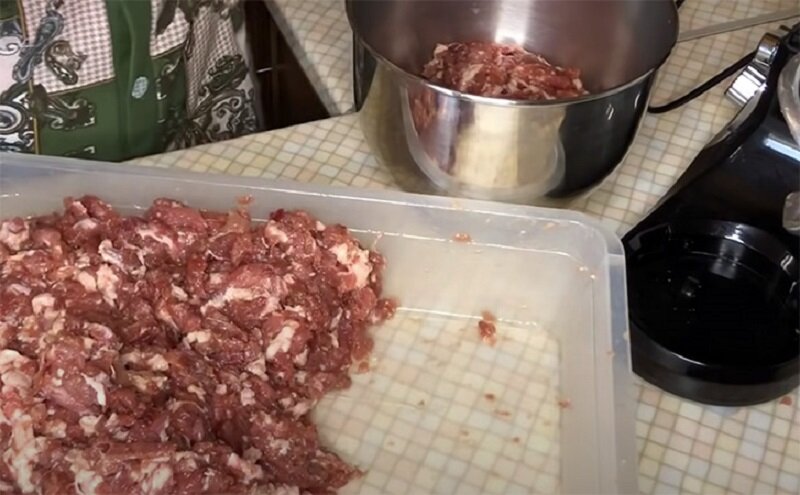 Натуральная рубленная домашняя колбаса в обычном пакете