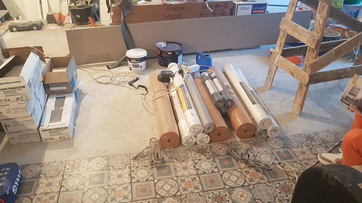 на пол кладут плитку и клеят обои