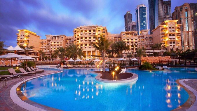 Four Seasons Resort Dubai - одно из самых популярных мест не только из-за отелей, а еще из-за количества ресторанов находящихся в нем. 