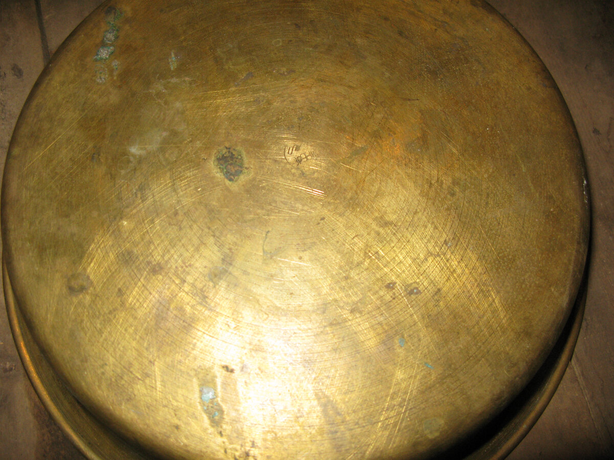 на многих предметах присутствует печать производителей.