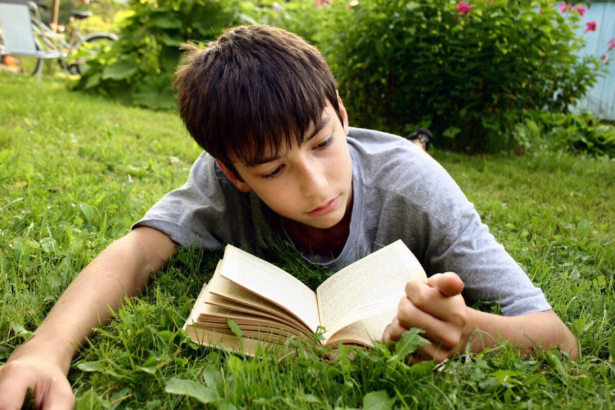Картинка мальчик с книгой