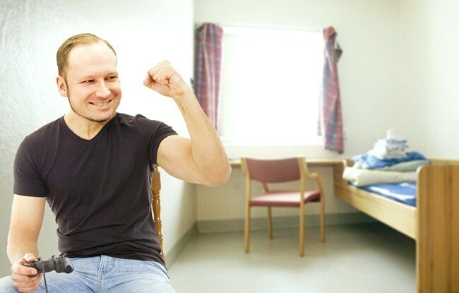 Андреас Брейвик радуется, что ему выдали, наконец, новую версию PlayStation...)