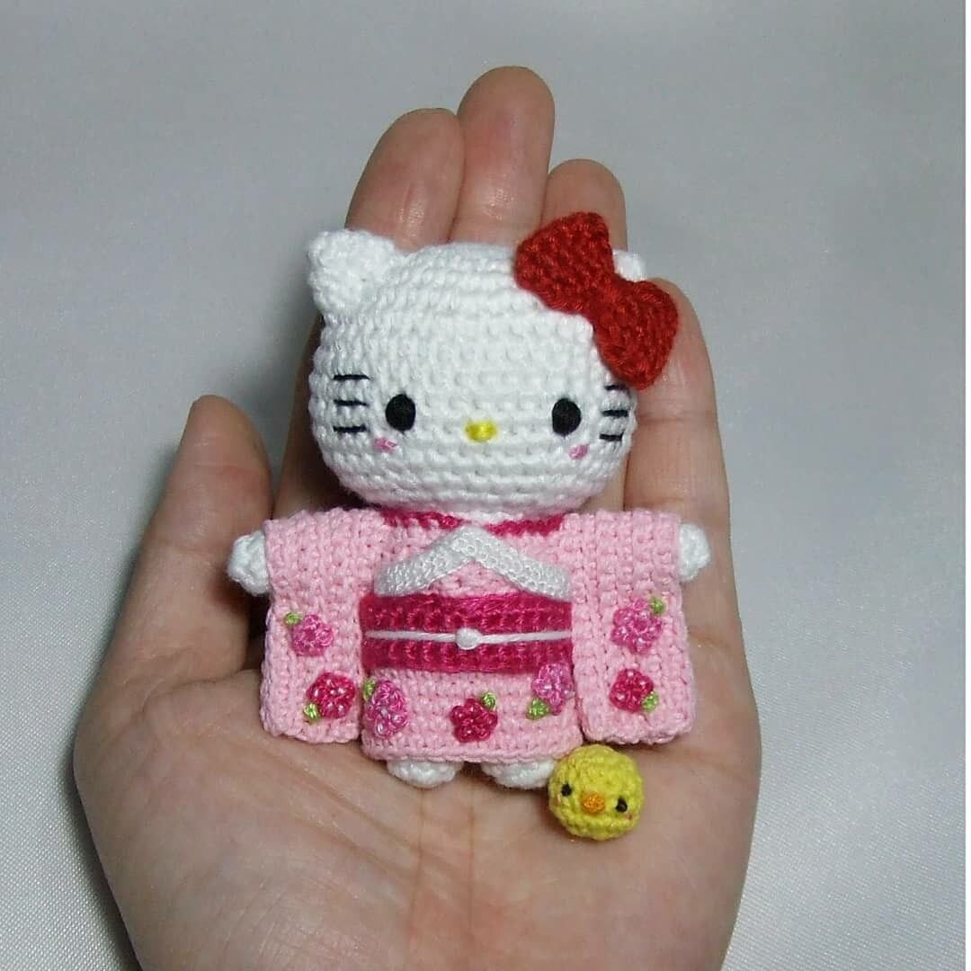 Hello kitty амигуруми. Вязаные игрушки Хелло Китти. Куклы вязаные Хеллоу Китти. Вязаные игрушки Хеллоу Китти. Амигуруми игрушки Хеллоу Китти.