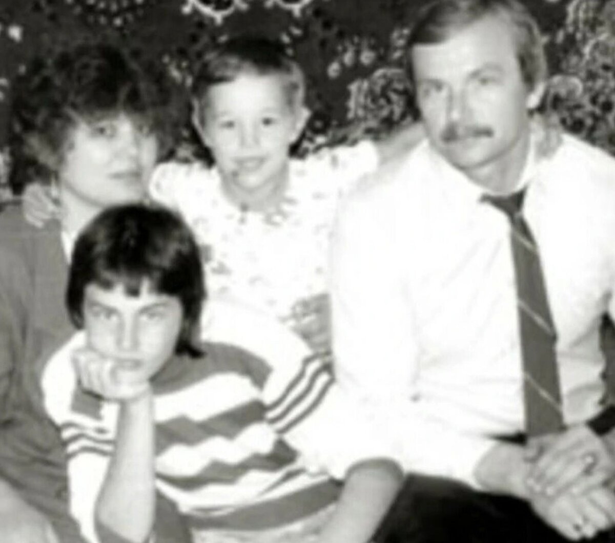 Илья Ковальчук с родителями и сестрой