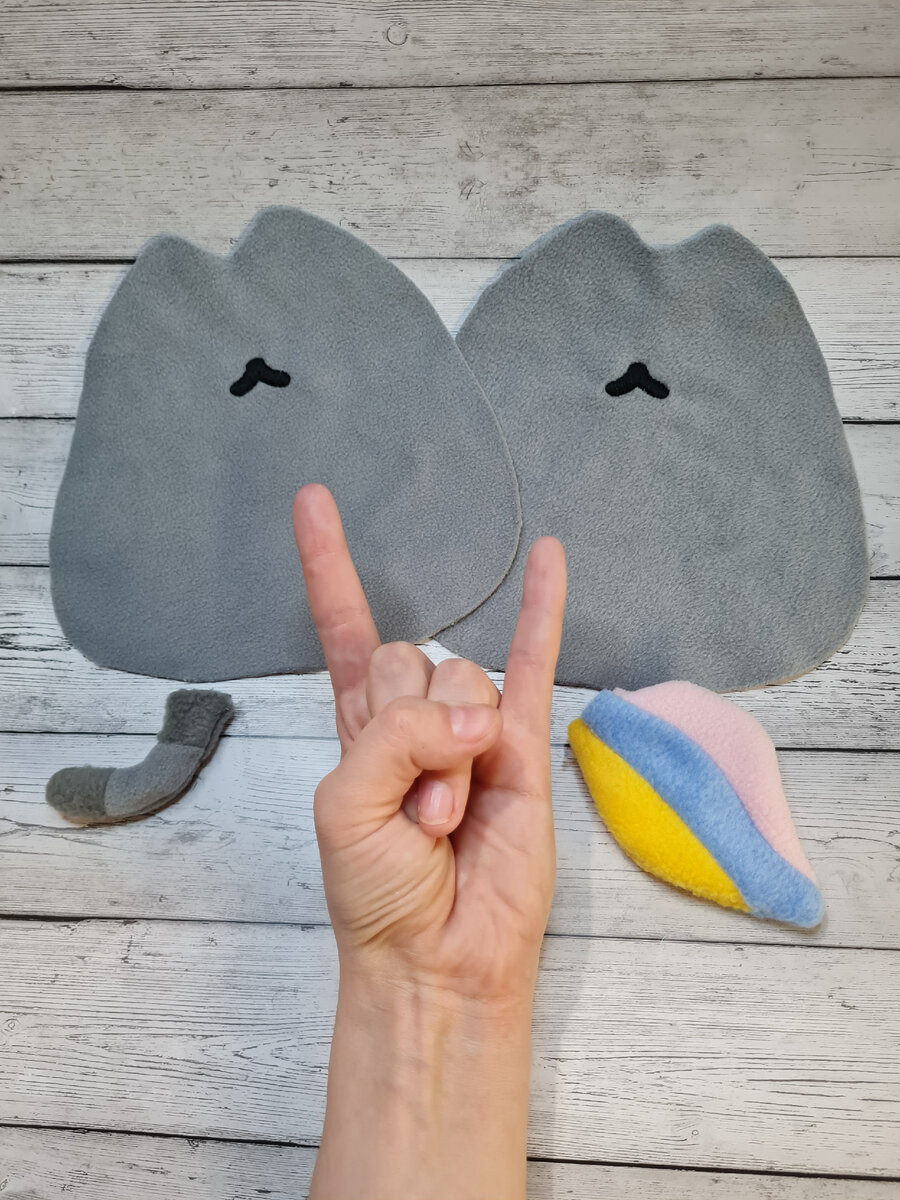 Я вот иногда настолько в быту и жизни, что забываю о себе. И в зеркале одно и тоже отражение, ей богу! А кот Пушин учит - жизнь должна быть полнее, и образы могут быть сочнее. Вместо серого хвоста всегда может появиться радуга, если вы понимаете о чем я:) 