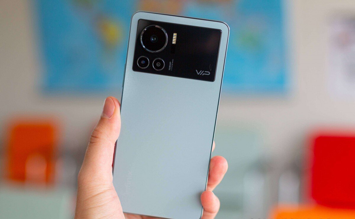    Благодаря матовой поверхности пятна на задней крышке не видны. Фото: gsmarena.com