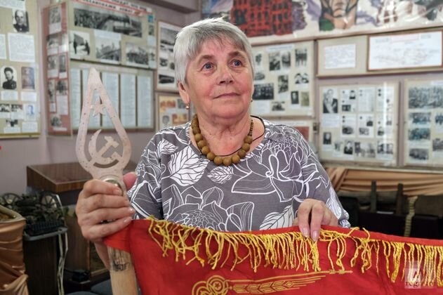    Ярослава Иосифовна показывает предметы из коллекции музея Василий Иванов © ИА REGNUM