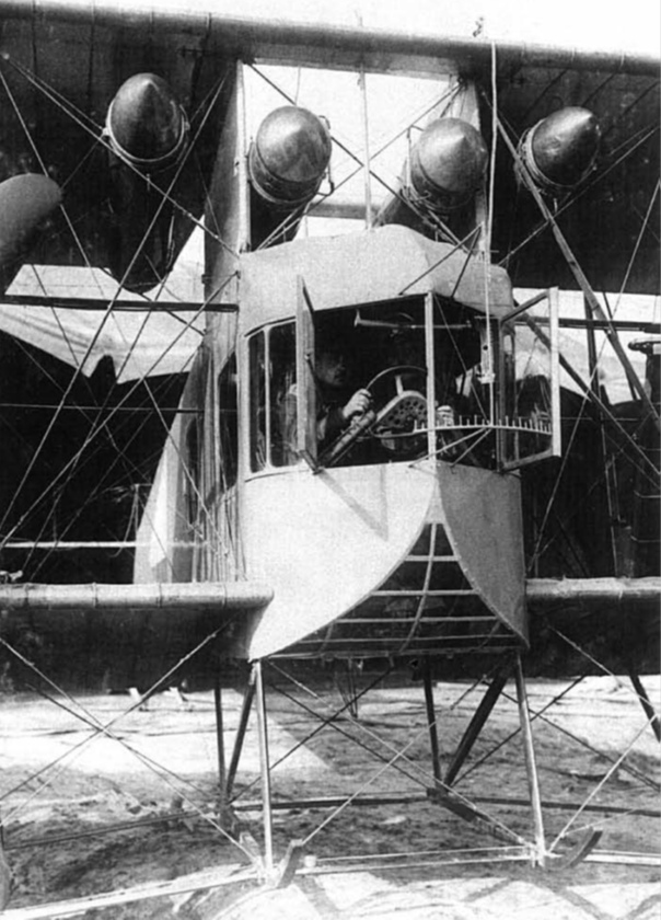 Бомбардировочный прицел перед носовым остеклением «остроносого» корабля «илья Муромец». На снимке в кабине самолета №150 капитан Горшков и поручик Башко. Фото из книги Хайрулин М. Воздушный корабль «Илья Муромец». // «Армада» № 8 – приложение к журналу «М-Хобби», – 1998 г.