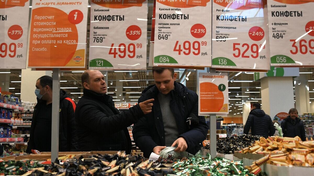    Покупатели в гипермаркете "Глобус" в Москве© РИА Новости / Максим Блинов