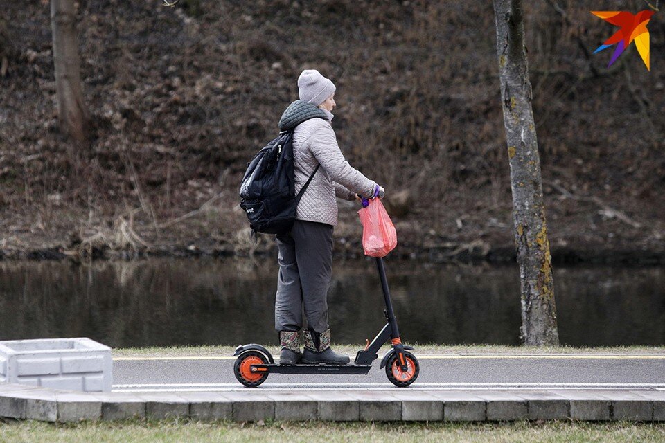     Белорусам запретили выезжать за границу на самокатах. Павел МАРТИНЧИК