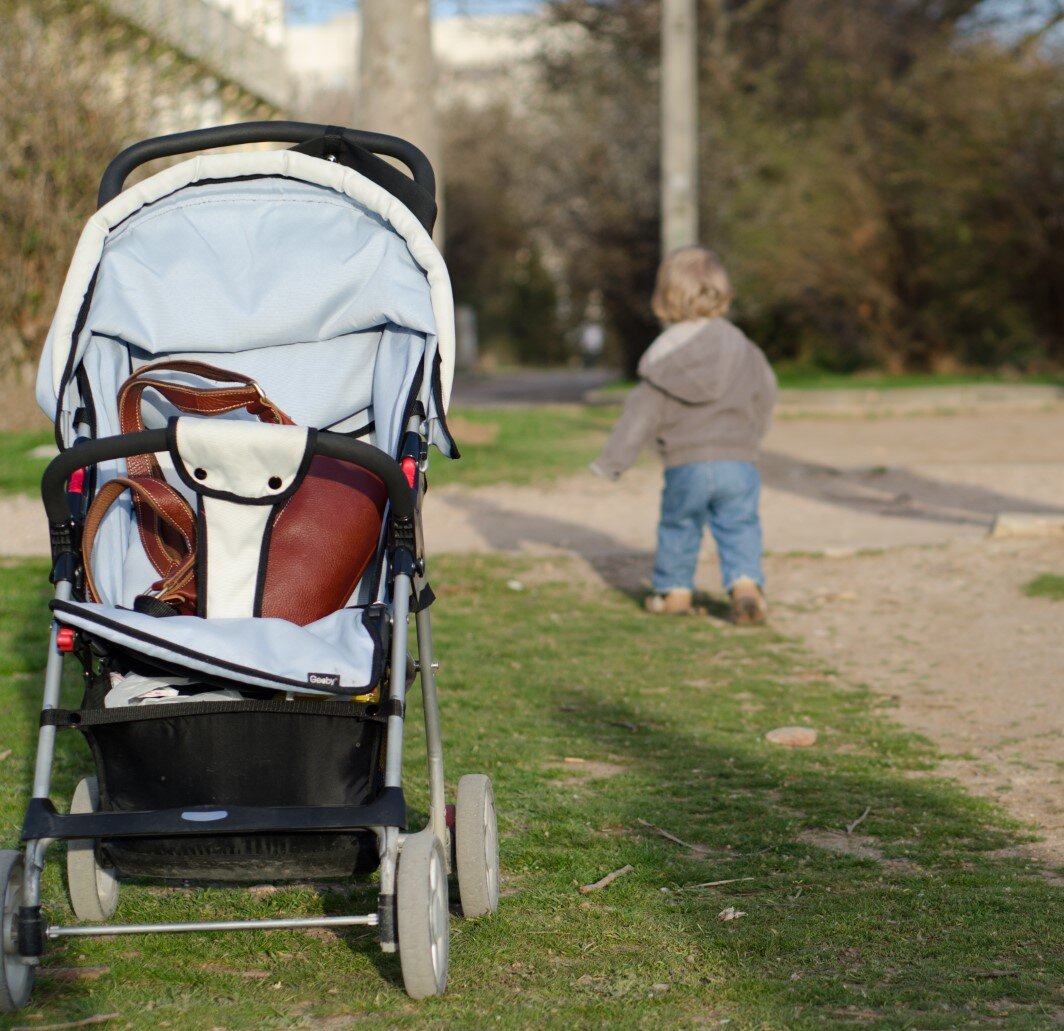 Стандарт: бросаем коляску и вещи, и бегом за ребёнком